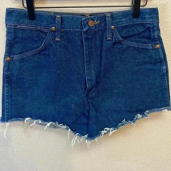 WRANGLER Women’s Denim Cut-Offs - Picture 2 of 6